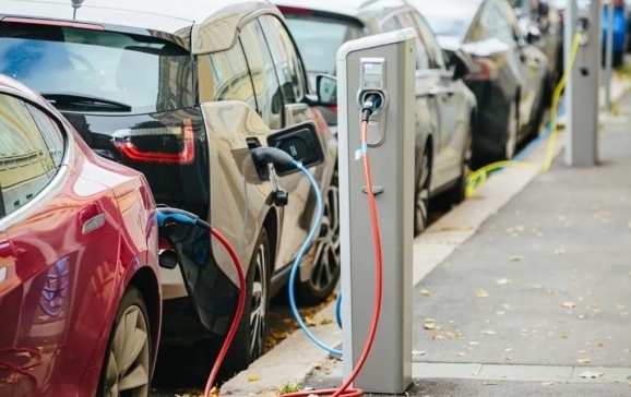 16 stații de reîncărcare a vehiculelor electrice vor fi montate în parcările din Oradea