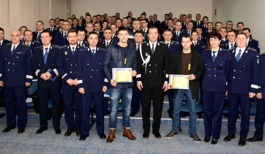 Doi studenți au primit diplome din partea IPJ Cluj, după ce au prins un hoț
