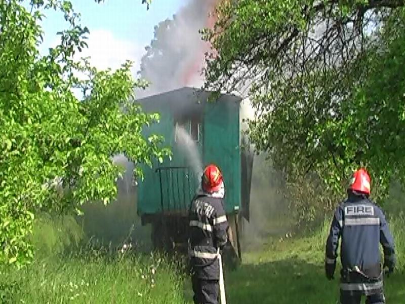 NĂSĂUD: Stupina unui pensionar a fost mistuită de flăcări