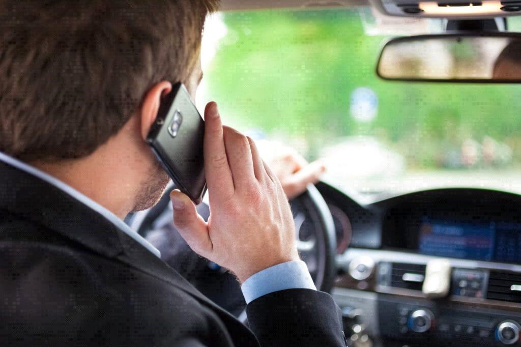 71 de soferi amendati pentru ca vorbeau la telefon!
