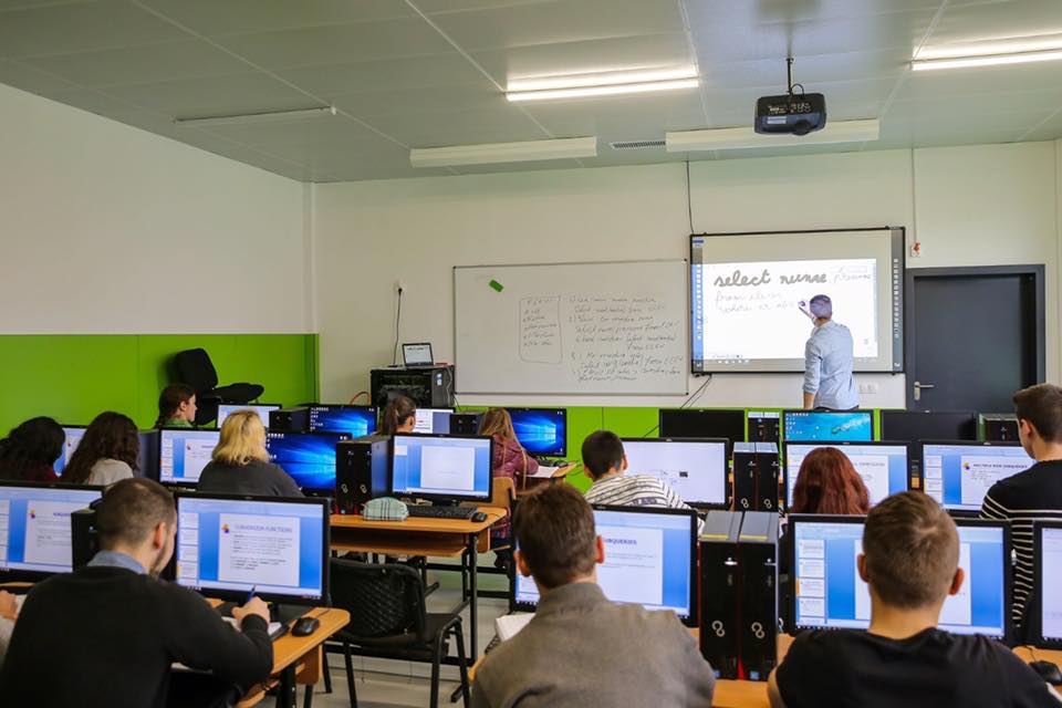 Bani alocați școlilor și grădinițelor de Primăria Cluj-Napoca, pentru achiziționarea de calculatoare și table interactive