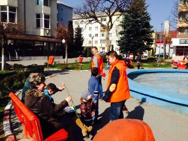 Tineretul Democrat Liberal Bistriţa-Năsăud a dăruit flori doamnelor și domnișoarelor din județ