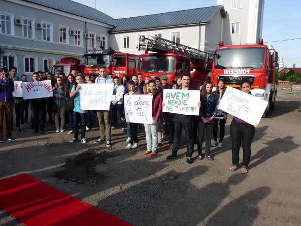 Pompierii băimăreni, felicitați de tinerii din Asociația TEAM FOR YOUTH