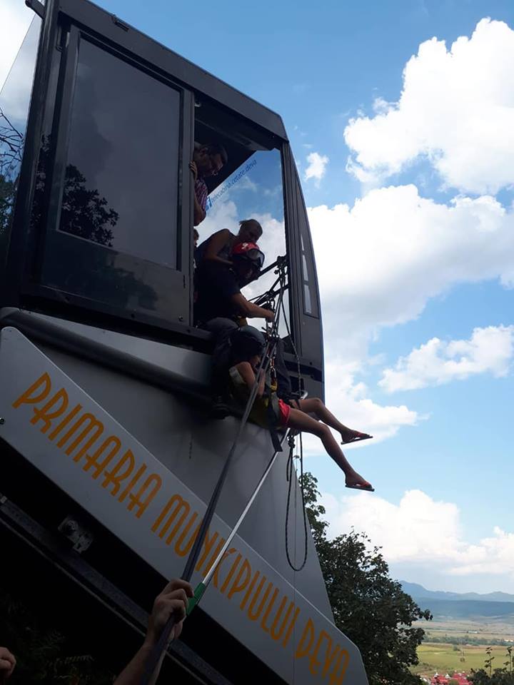 Alpiniştii pompieri deveni au intervenit pentru salvarea a 19 persoane blocate în telecabina de la Dealul Cetăţii