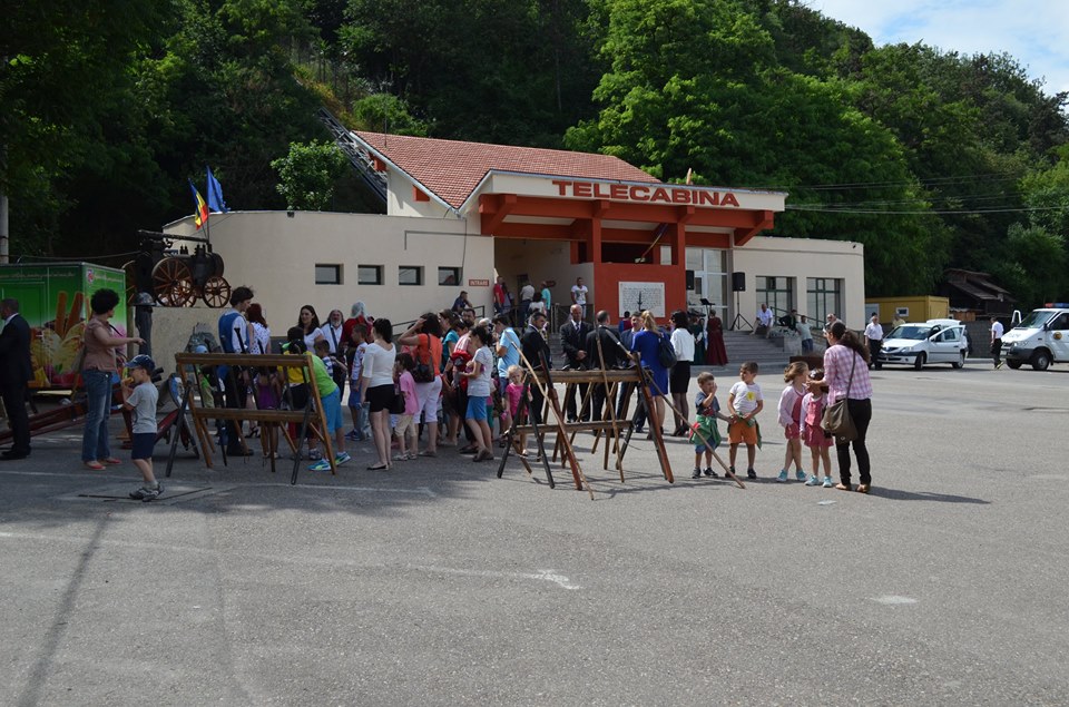 Poliţiştii specializaţi în prevenirea, combaterea furturilor şi traficului cu obiecte de patrimoniu, în vizită la Cetatea Devei