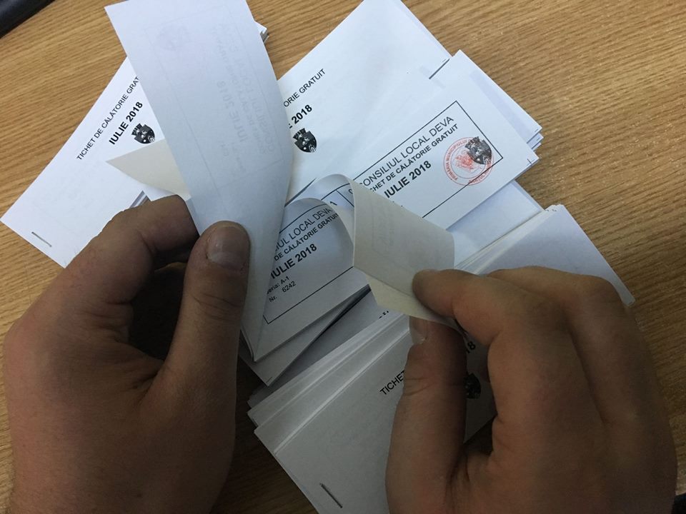 Deva: Tichete gratuite de călătorie pentru pensionarii cu venituri lunare mai mici de 1.000 de lei