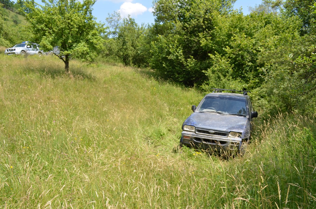 Două autoturisme cu 11.000 pachete cu țigări de contrabandă, depistate la frontiera cu Ucraina