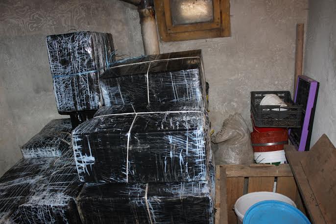Percheziție domiciliară în Bistra și peste 11.000 de pachete cu țigări confiscate