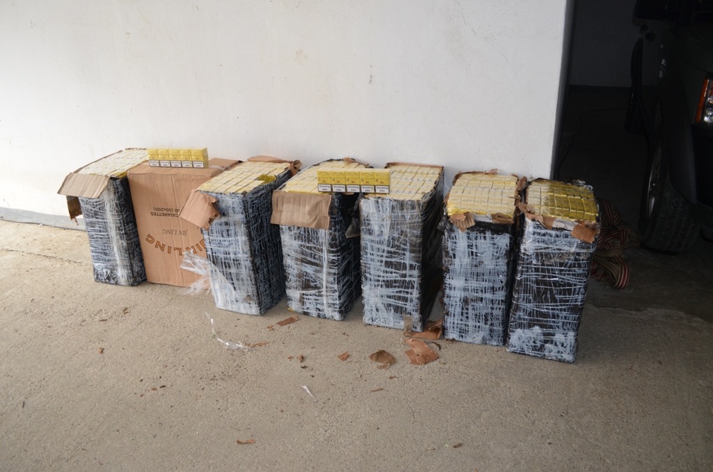Peste 200 pachete cu țigări de contrabandă confiscate de polițiști în localitatea Lăpuș