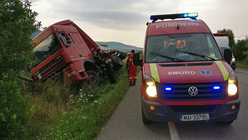 Tir răsturnat pe DN 17, între localităţile Şieu Măgheruș și Podirei