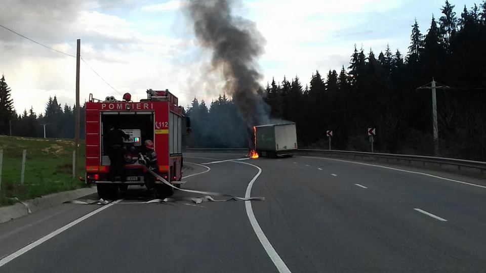 TIR cuprins de flăcări în Pasul Tihuța