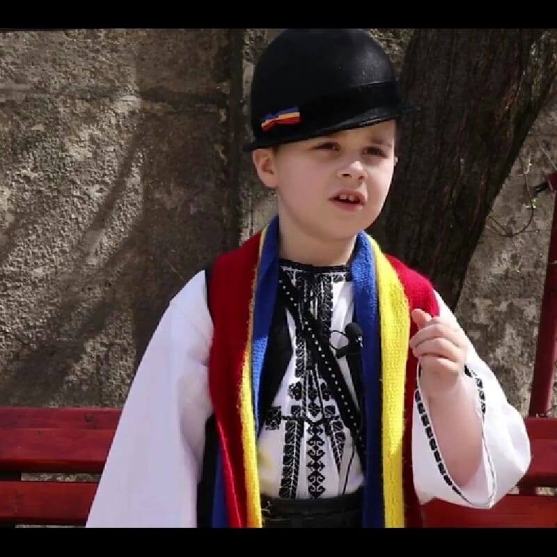 Un copil de 9 ani ne indeamna sa fim optimisti si sa ne bucuram de viata!