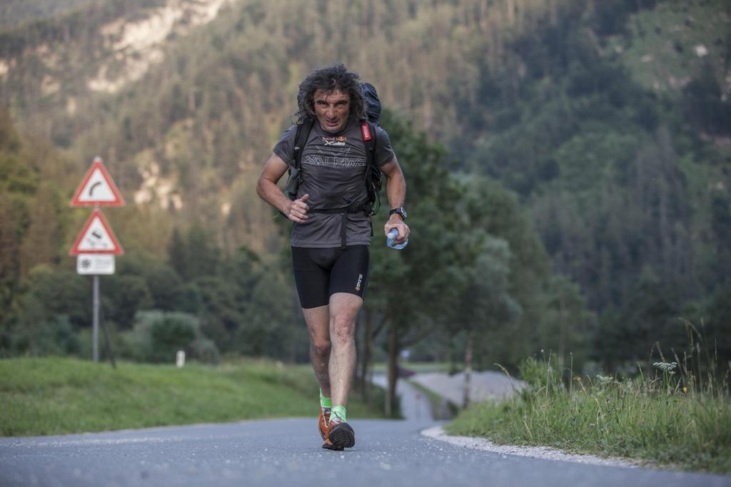 Cu 120 km alergati in ultimele 24 de ore, Toma Coconea ajunge in top 10 la Red Bull X-Alps