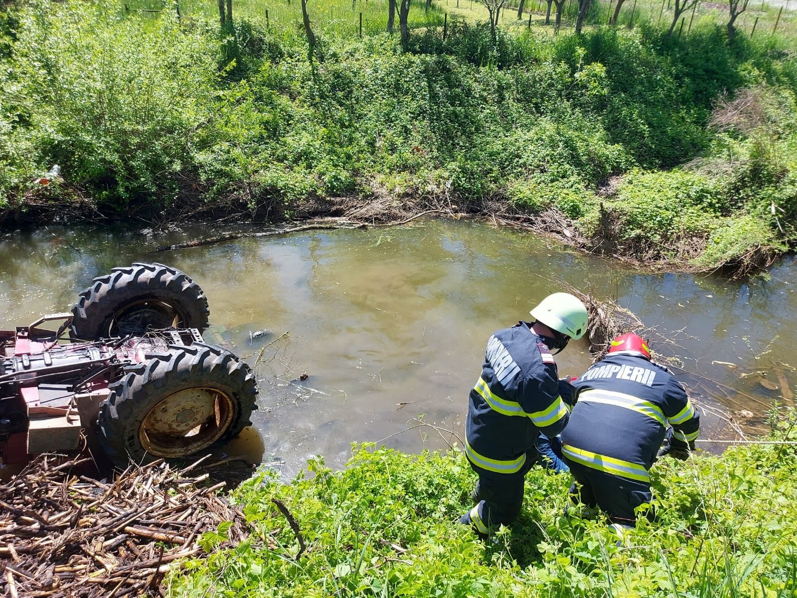 Salvat din tractorul răsturnat într-o vale din Jibou