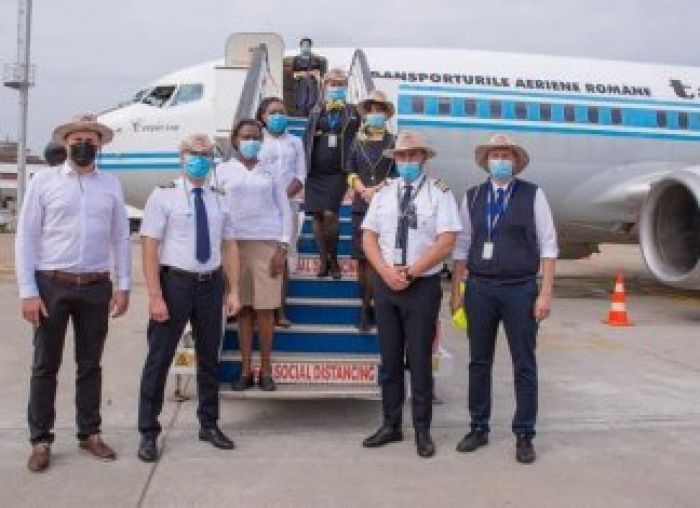 VIDEO Turişti români în Kenya, primiţi ca nişte eroi! Presa locală a transmis în direct venirea acestora!