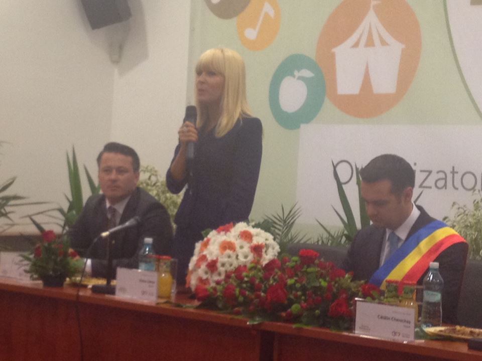Elena Udrea spune că în Baia Mare primește cele mai frumoase flori. Ultimul buchet, dăruit de Cătălin Cherecheș