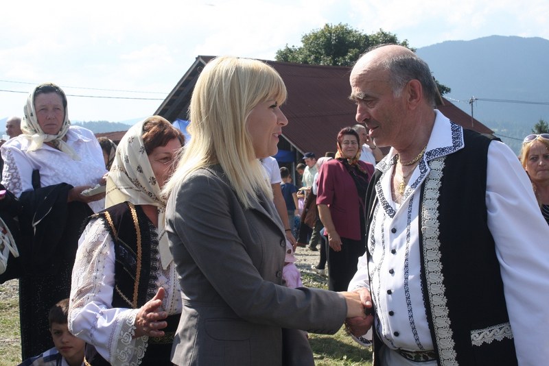 Elena Udrea a fost prezentă la hramul Mănăstririi ,,Nașterea Maicii Domnului” din Piatra Fântânele