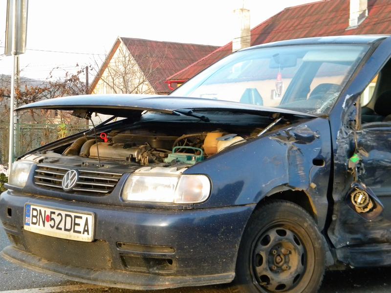 URIU: A intrat în depășire și a lovit o mașină (Galerie FOTO)