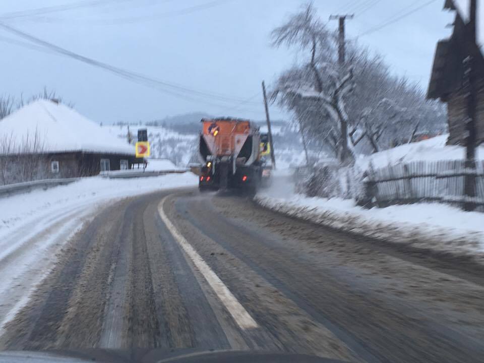 A fost suplimentat numărul utilajelor de deszăpezire care acţionează pe drumurile din Maramureş