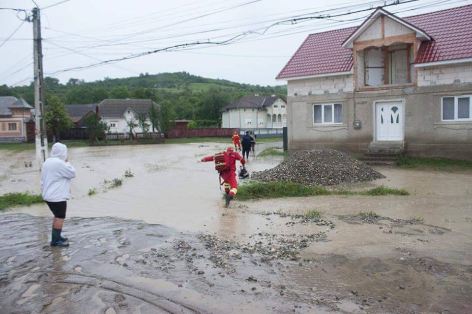 50 de persoane evacuate din calea unei viituri în localitatea Petriș
