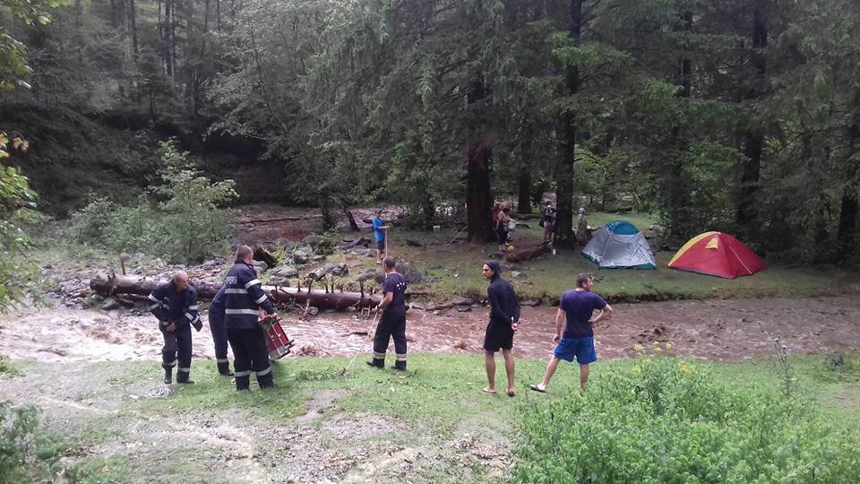 12 persoane au fost salvate de pompieri, în urma unei viituri produse pe râul Avrig