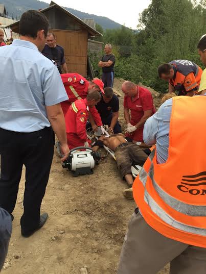 Un bărbat din Vișeu de Sus a fost salvat în ultimul moment, după ce un mal de pământ s-a surpat pe el