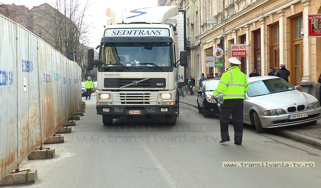 Belgian blocat cu TIR-ul în centrul Sătmarului, chiar în faţa Tribunalului