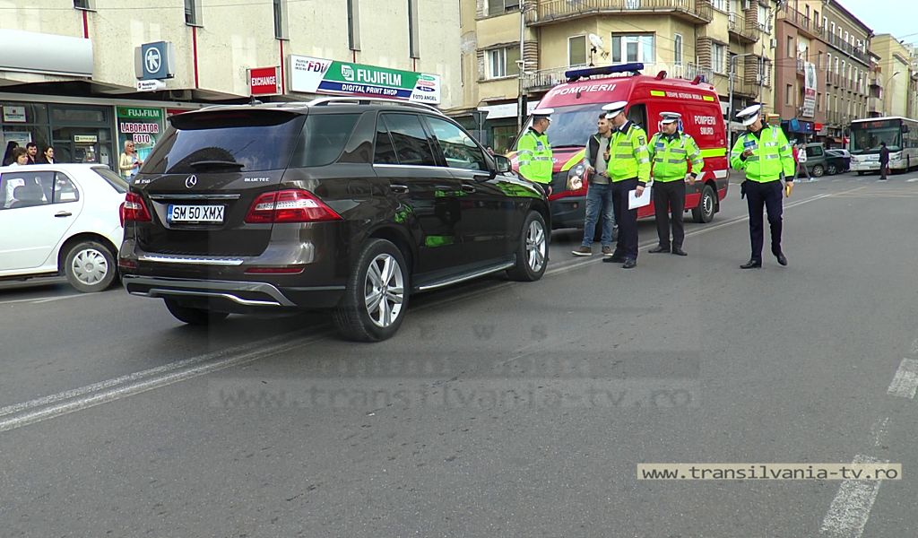 Accident grav în centrul Sătmarului. Victima a fost transportată la spital (Galerie Foto)