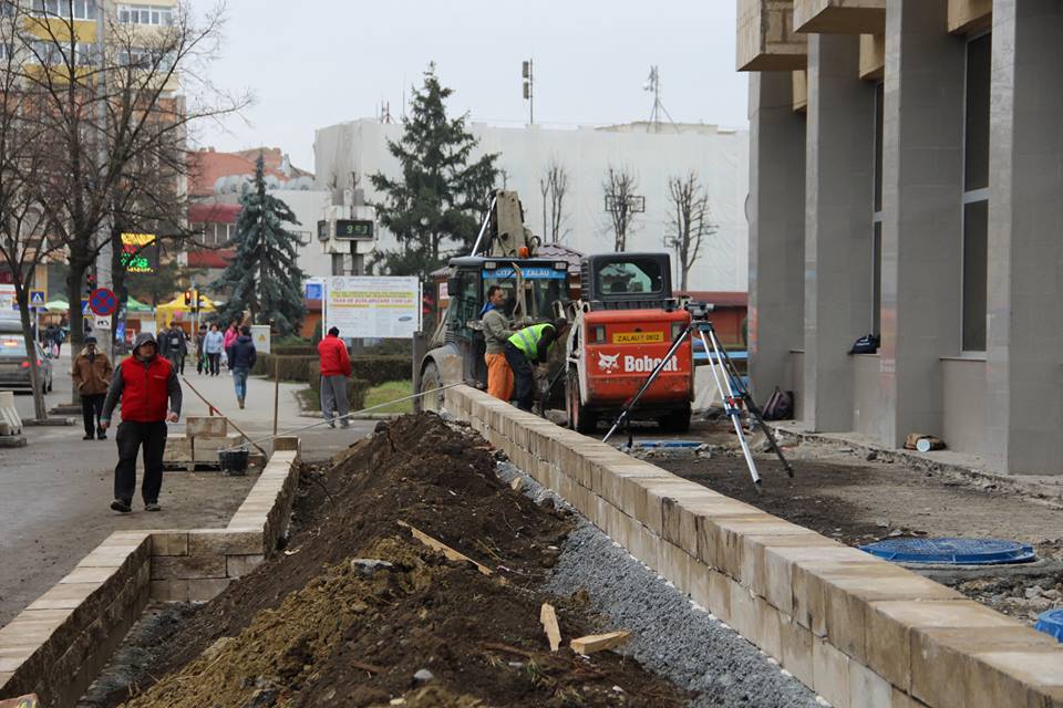 Continuă lucrările de reabilitare a trotuarului din zona centrală a municipiului Zalău