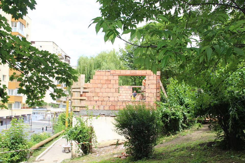 Au început lucrările de modernizare a toaletei publice din Parcul Central al municipiului Zalău