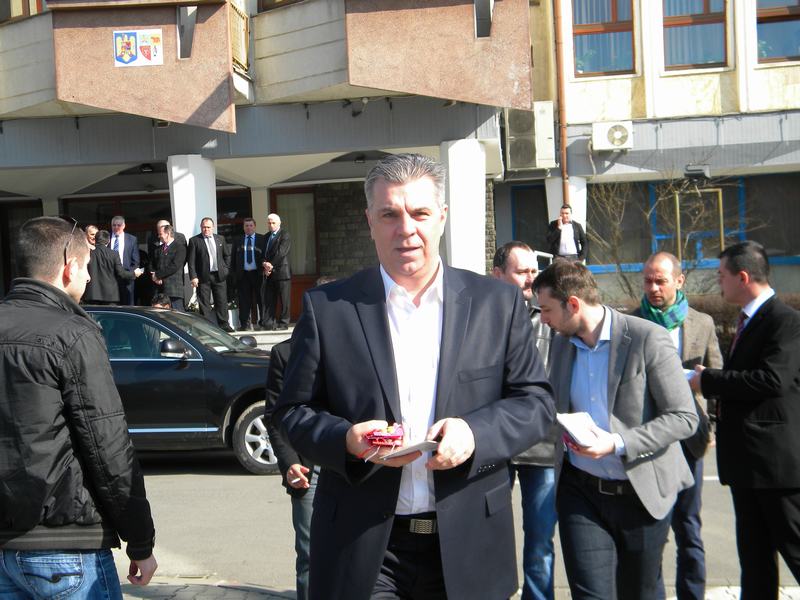 Președintele Camerei Deputaților, Valeriu Zgonea, a împărțit mărțișoare bistrițencelor (Galerie FOTO)