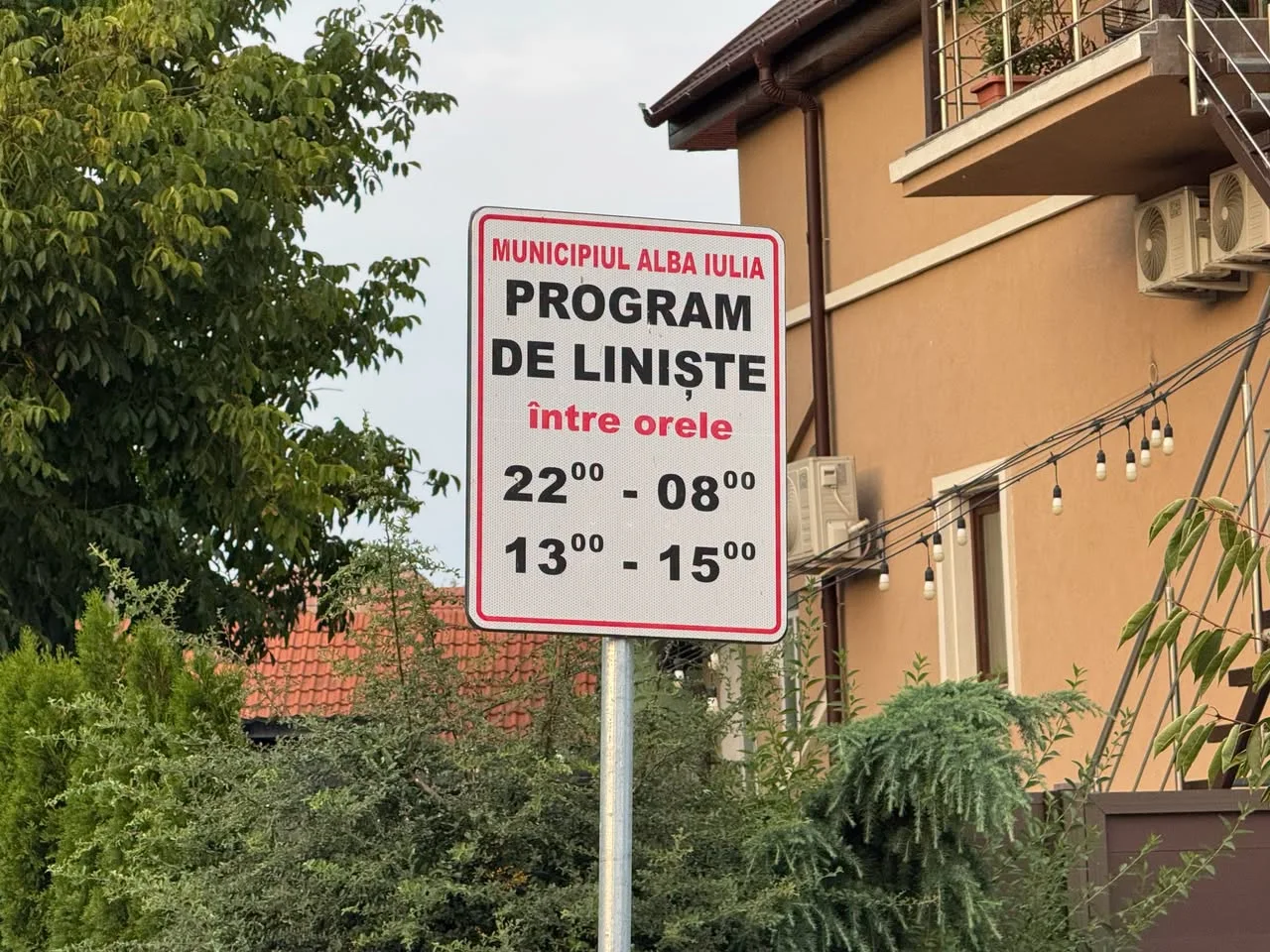 Indicatoare pentru liniște, pe stradă! Vecinii vor mai puțin concert și mai mult somn!