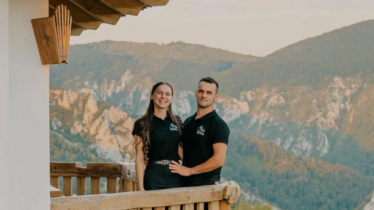 Toți fug de la țară, el s-a întors! La 33 de ani, a construit singur o bijuterie turistică în Apuseni!